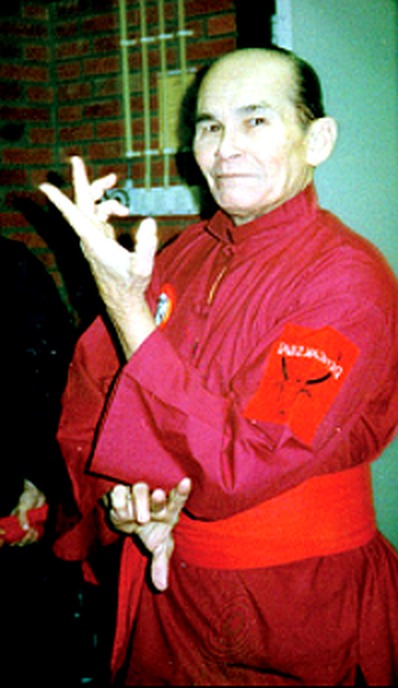 Oom Will Thomson, grondlegger van de Sumatraanse lijn van de Pauh-stijl, in rode silat-uniform