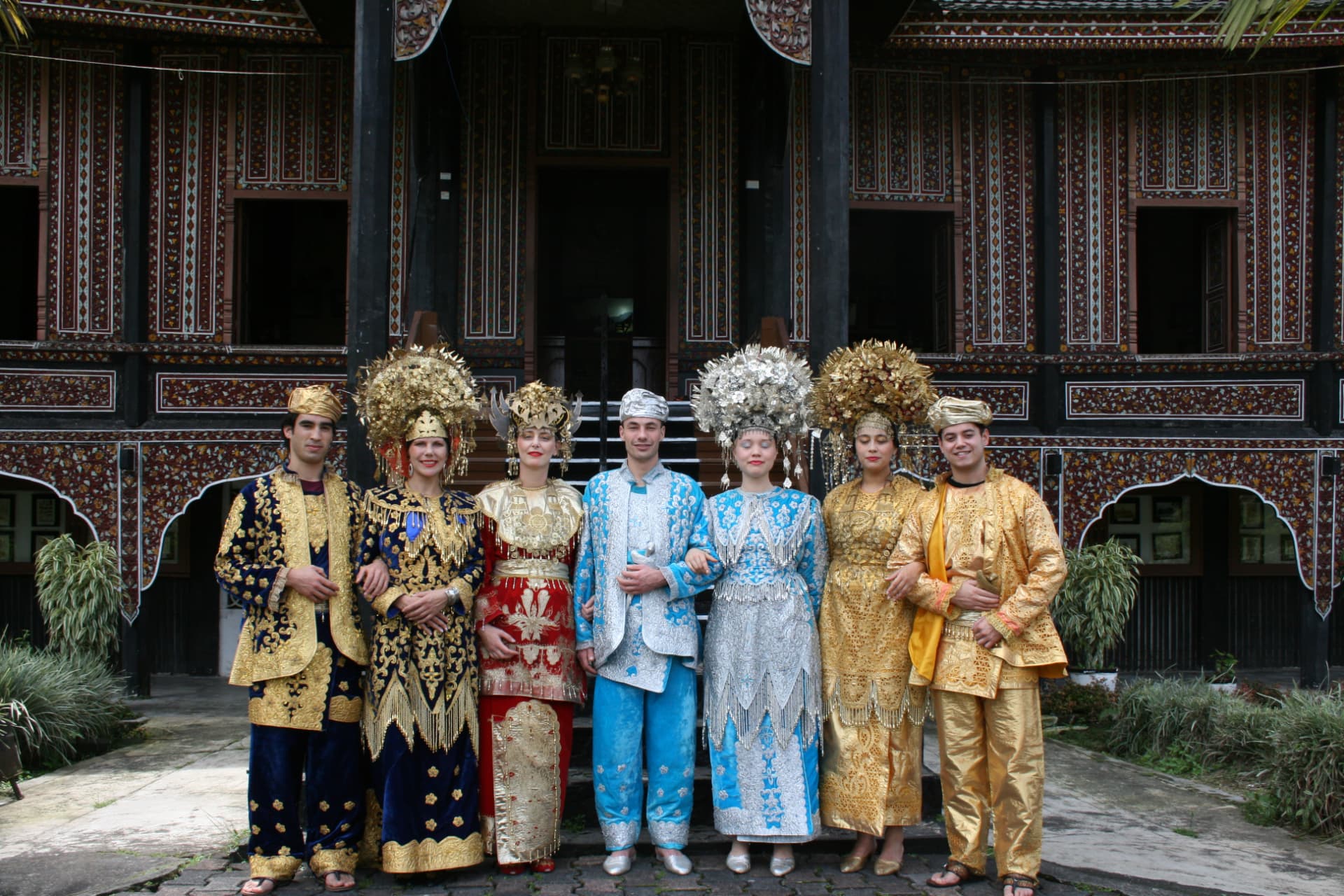 Minangkabau bruidsstoet met gouden suntiang hoofdtooi en rood-gouden kleding