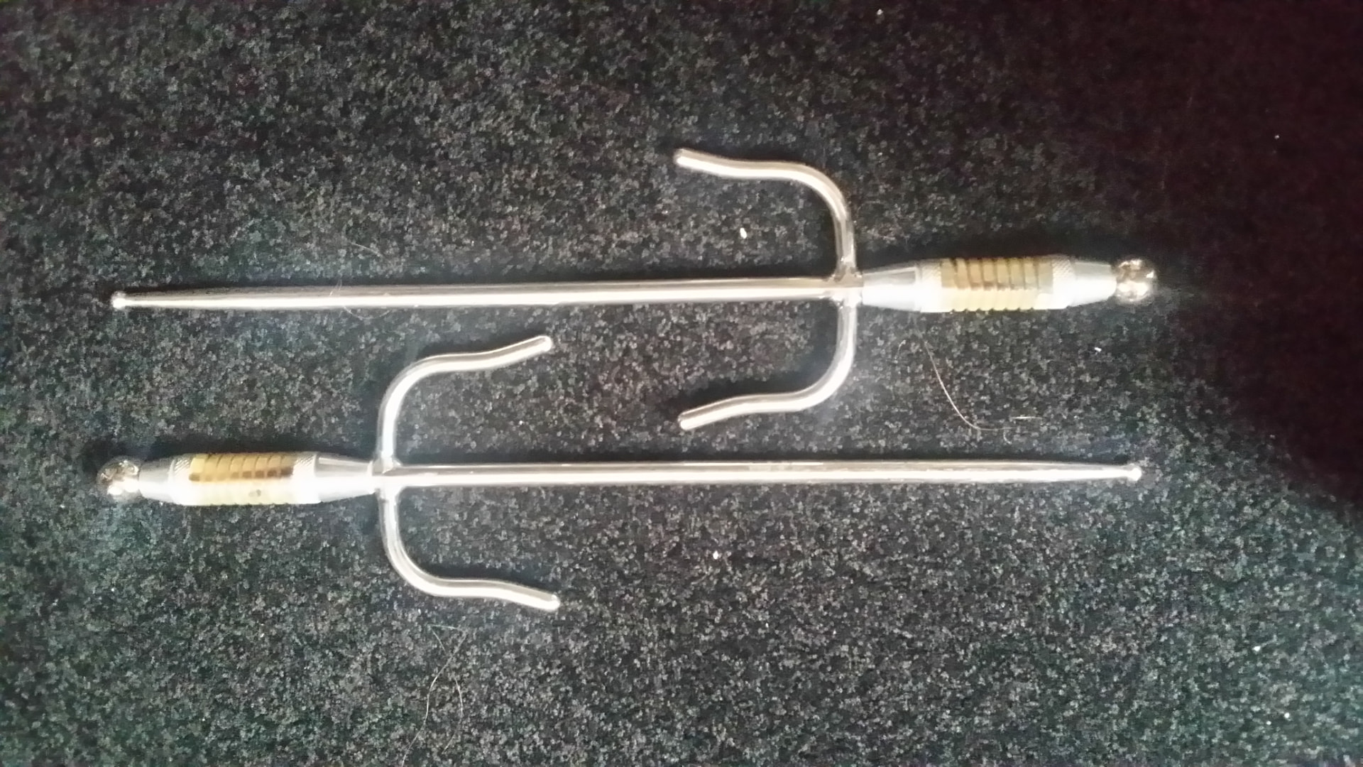 Tjabang (Sai) — twee wapens parallel naast elkaar