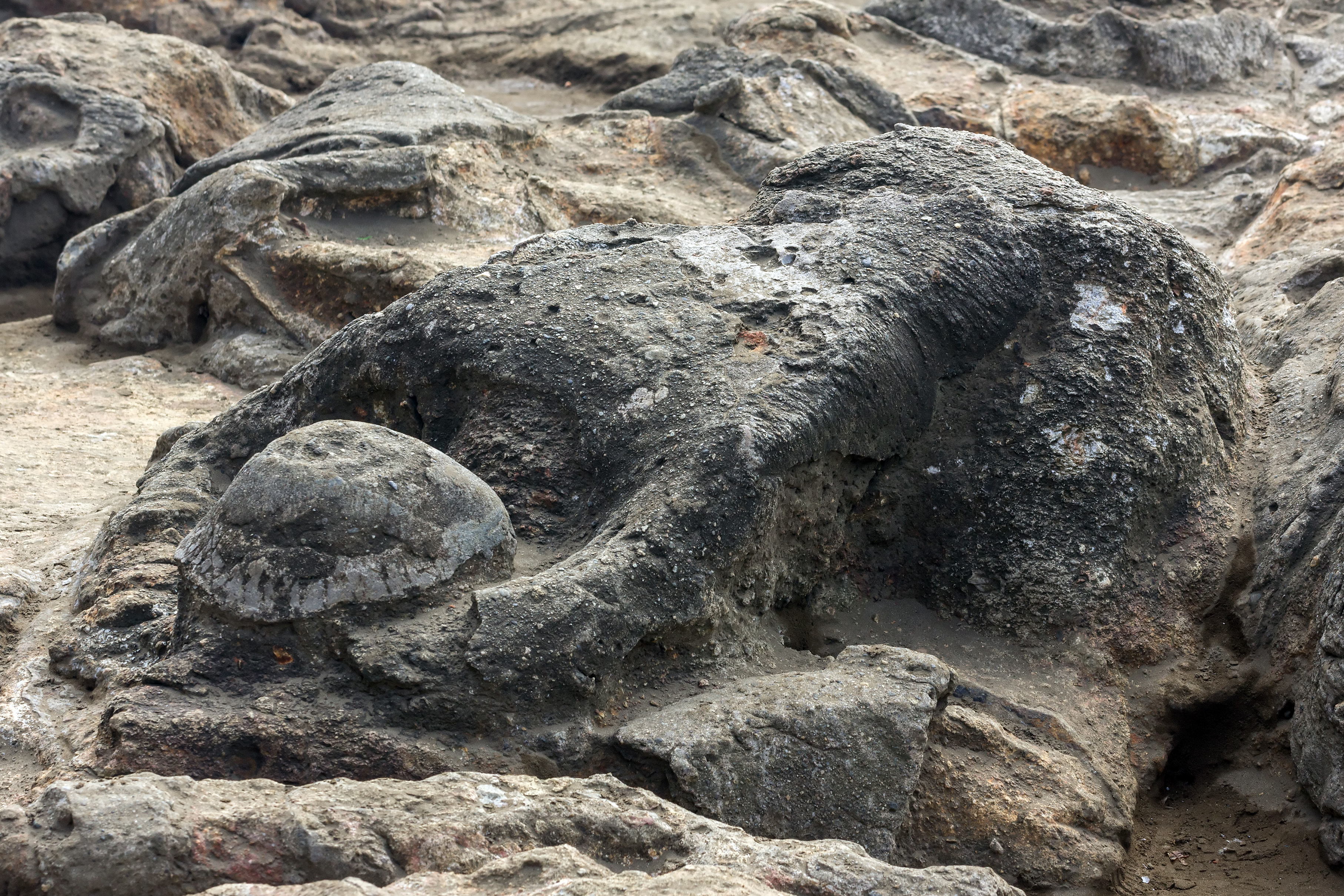Batu Malin Kundang — de versteende rotsformatie op Air Manis Beach bij Padang, uit de bekende kaba over Malin Kundang